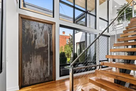 Entry Way - 981 Hatch St, Cincinnati, OH 45202 photo 2 of 8