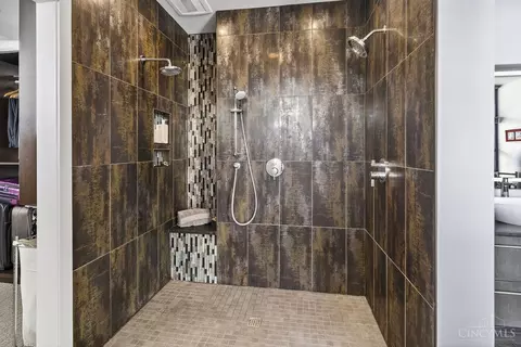 Bath - 981 Hatch St, Cincinnati, OH 45202 photo 4 of 7