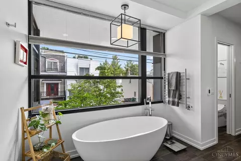 Bath - 981 Hatch St, Cincinnati, OH 45202 photo 2 of 7