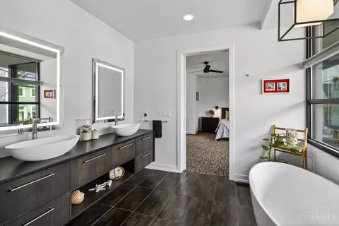 Bath - 981 Hatch St, Cincinnati, OH 45202 photo 3 of 7