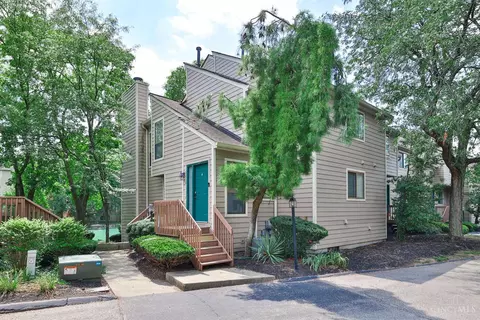 9462 Hunters Creek Dr, Blue Ash, OH 45242
