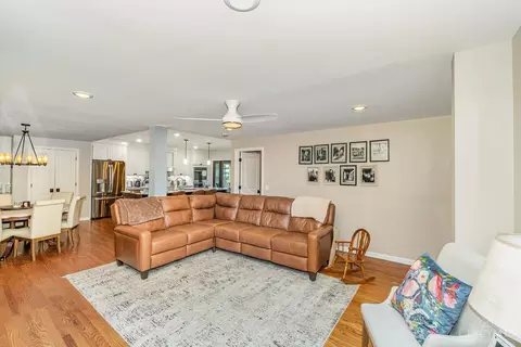 Living - 10128 Zig Zag Rd, Blue Ash, OH 45242 photo 3 of 4