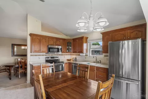 Kitchen - 151 Palisades Pointe, Cincinnati, OH 45238 photo 2 of 4