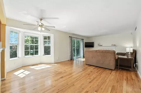 Living - 601 Eagles Nest Ct, Hamilton Township, OH 45039 photo 3 of 5