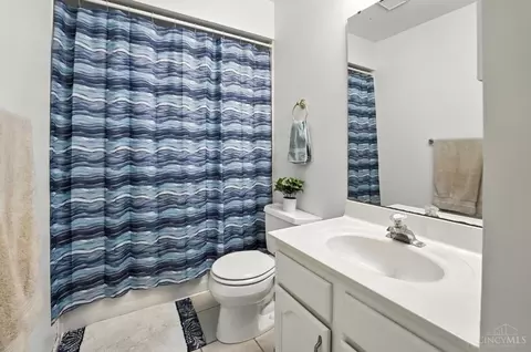 Bath - 601 Eagles Nest Ct, Hamilton Township, OH 45039 photo 4 of 4