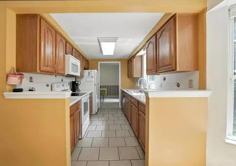 Kitchen - 601 Eagles Nest Ct, Hamilton Township, OH 45039 photo 5 of 5
