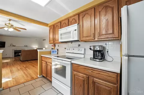 Kitchen - 601 Eagles Nest Ct, Hamilton Township, OH 45039 photo 2 of 5