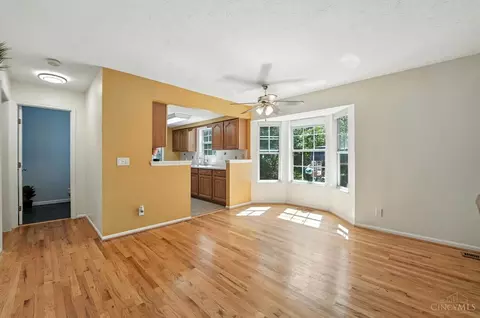 Living - 601 Eagles Nest Ct, Hamilton Township, OH 45039 photo 4 of 5