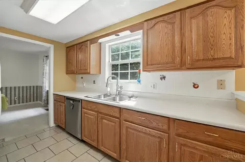 Kitchen - 601 Eagles Nest Ct, Hamilton Township, OH 45039 photo 3 of 5