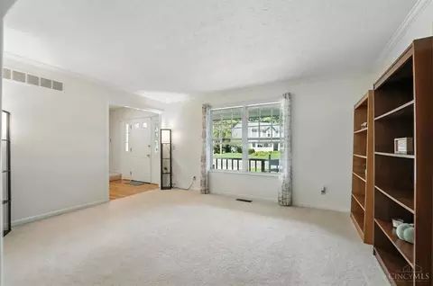 Living - 601 Eagles Nest Ct, Hamilton Township, OH 45039 photo 2 of 5