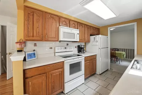 Kitchen - 601 Eagles Nest Ct, Hamilton Township, OH 45039 photo 4 of 5