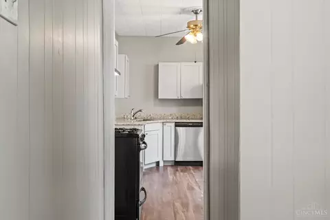 Entry Way - 6717 Bramble Ave, Cincinnati, OH 45227 photo 3 of 9