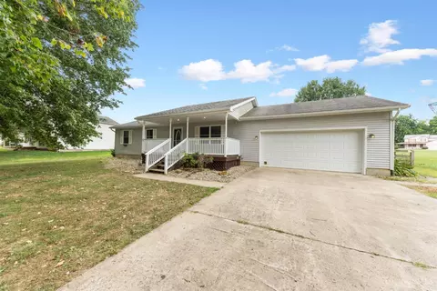 Exterior - 205 Douglas Cir, Georgetown, OH 45121 photo 2 of 9