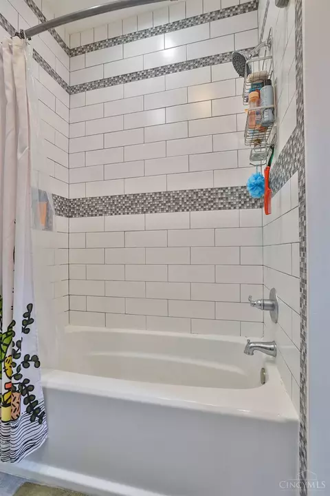 Bath - 1569 Pullan Ave, Cincinnati, OH 45223 photo 3 of 5