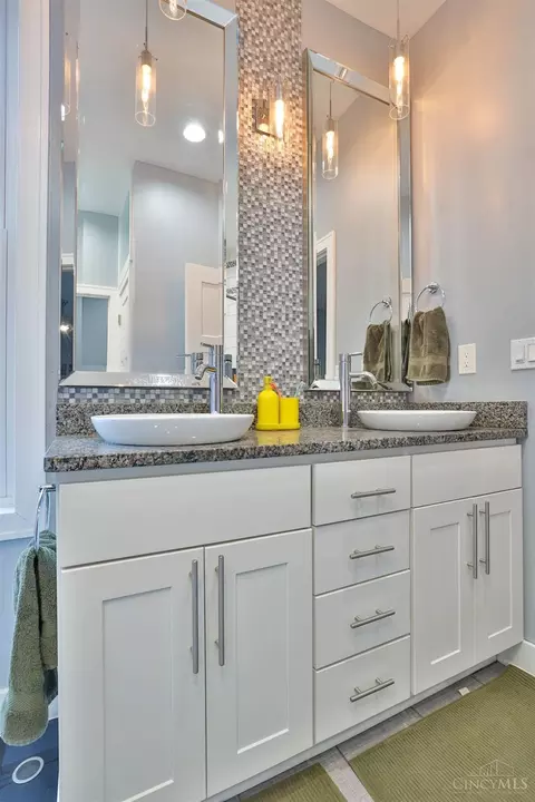 Bath - 1569 Pullan Ave, Cincinnati, OH 45223 photo 1 of 5