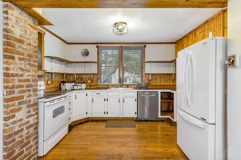 Kitchen - 2 Brompton Ln, Greenhills, OH 45218 photo 2 of 4