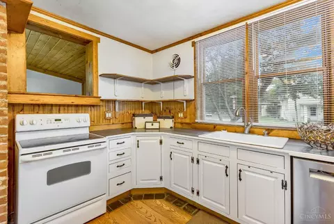 Kitchen - 2 Brompton Ln, Greenhills, OH 45218 photo 3 of 4