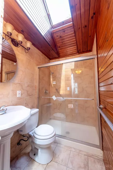 Bath - 1869 Ashbrook Dr, Cincinnati, OH 45238 photo 1 of 1