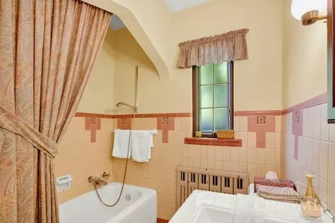 Bath - 3833 Eileen Dr, Cincinnati, OH 45209 photo 2 of 16