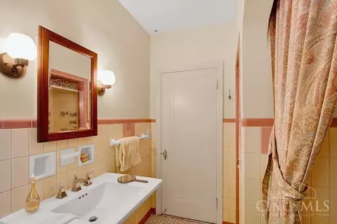 Bath - 3833 Eileen Dr, Cincinnati, OH 45209 photo 3 of 16