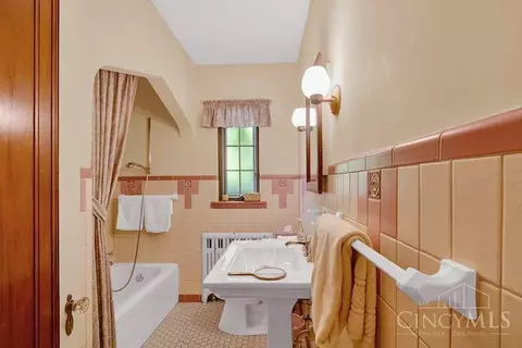 Bath - 3833 Eileen Dr, Cincinnati, OH 45209 photo 1 of 16