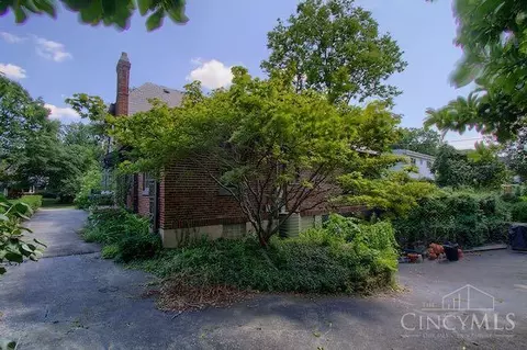 Exterior - 3833 Eileen Dr, Cincinnati, OH 45209 photo 17 of 21