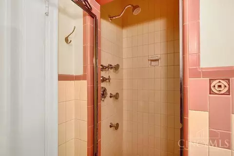 Bath - 3833 Eileen Dr, Cincinnati, OH 45209 photo 5 of 16