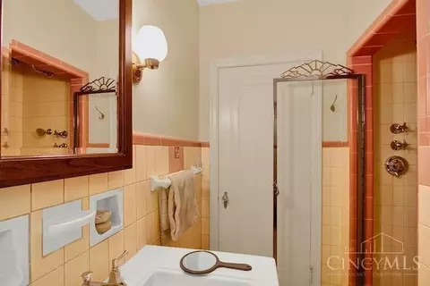Bath - 3833 Eileen Dr, Cincinnati, OH 45209 photo 4 of 16