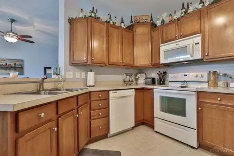 Kitchen - 7740 Bridge Point Dr, Cincinnati, OH 45248 photo 3 of 4
