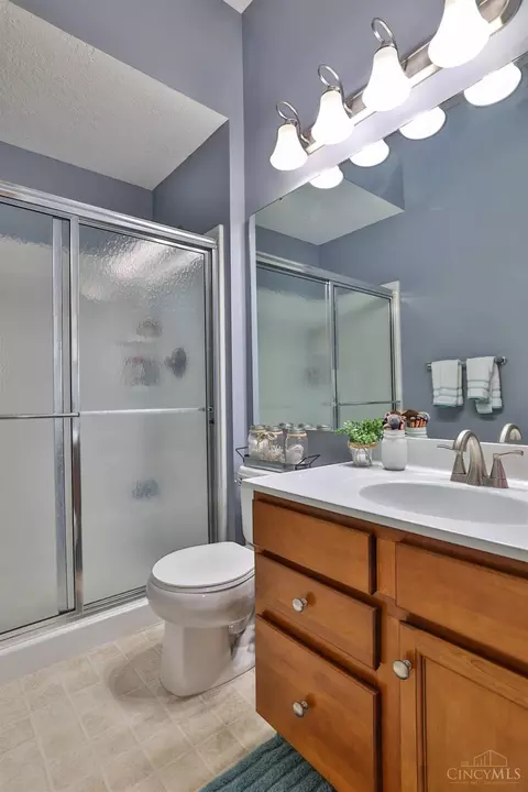 Bath - 7740 Bridge Point Dr, Cincinnati, OH 45248 photo 2 of 3