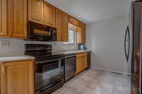 Kitchen - 7068 Mulberry St, Cincinnati, OH 45239 photo 2 of 5