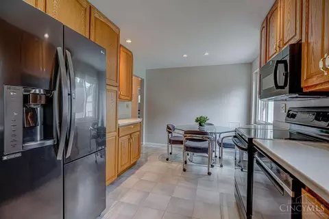 Kitchen - 7068 Mulberry St, Cincinnati, OH 45239 photo 4 of 5