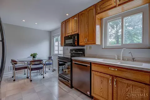 Kitchen - 7068 Mulberry St, Cincinnati, OH 45239 photo 3 of 5