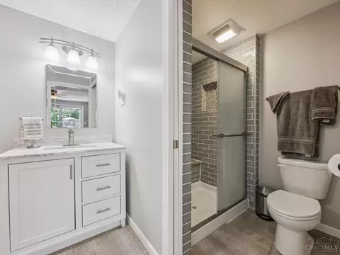Bath - 2520 Willowspring Ct, Cincinnati, OH 45231 photo 6 of 7