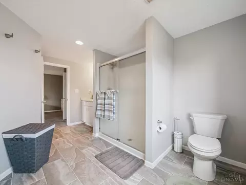 Bath - 2520 Willowspring Ct, Cincinnati, OH 45231 photo 3 of 7