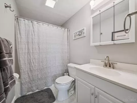 Bath - 2520 Willowspring Ct, Cincinnati, OH 45231 photo 5 of 7
