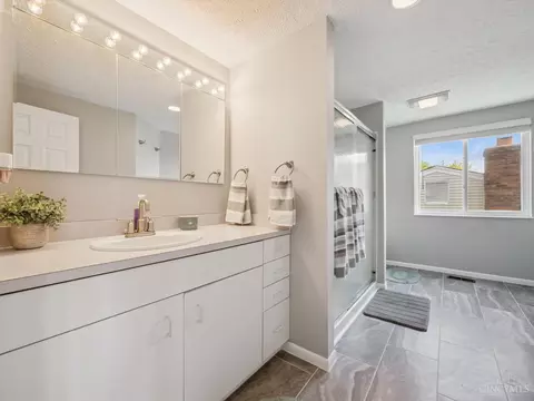 Bath - 2520 Willowspring Ct, Cincinnati, OH 45231 photo 2 of 7