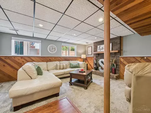 Living - 2520 Willowspring Ct, Cincinnati, OH 45231 photo 6 of 12