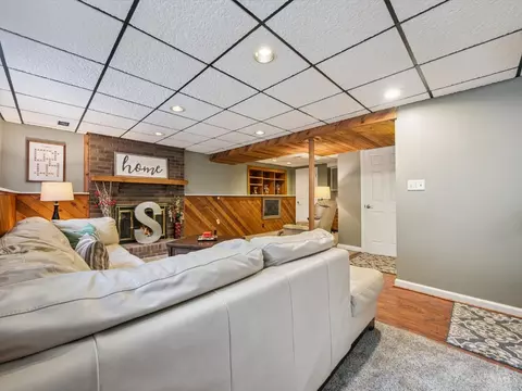 Living - 2520 Willowspring Ct, Cincinnati, OH 45231 photo 2 of 12