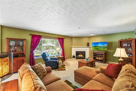 Living - 6556 Thistle Grv, Morrow, OH 45152 photo 2 of 4