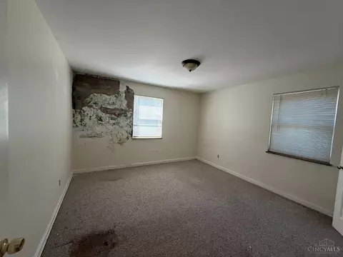 Bedroom - 2955 Ferguson Rd, Cincinnati, OH 45238 photo 4 of 5