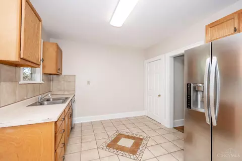 Kitchen - 2606 Kipling Ave, Cincinnati, OH 45239 photo 2 of 4