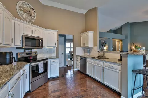 Kitchen - 5069 Sullivans Ridge Dr, Morrow, OH 45152 photo 2 of 3