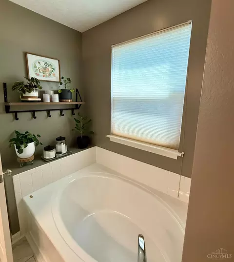 Bath - 5069 Sullivans Ridge Dr, Morrow, OH 45152 photo 2 of 5