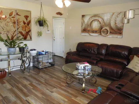 Living - 1372 Riviera Pl, Cincinnati, OH 45231 photo 2 of 2