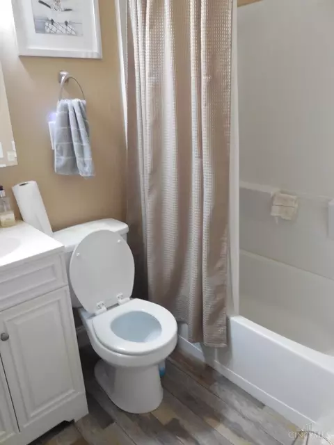 Bath - 1372 Riviera Pl, Cincinnati, OH 45231 photo 2 of 3