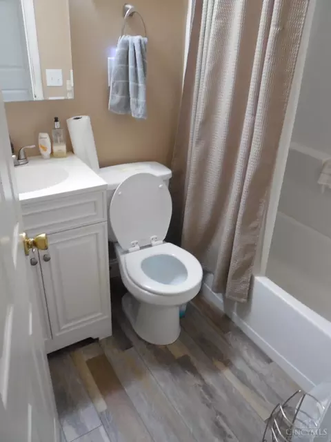Bath - 1372 Riviera Pl, Cincinnati, OH 45231 photo 1 of 3