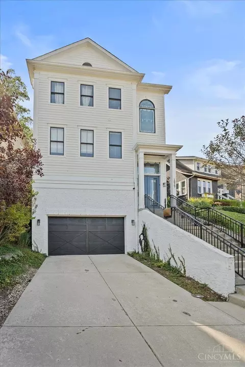 1029 Kinmont St, Cincinnati, OH 45208
