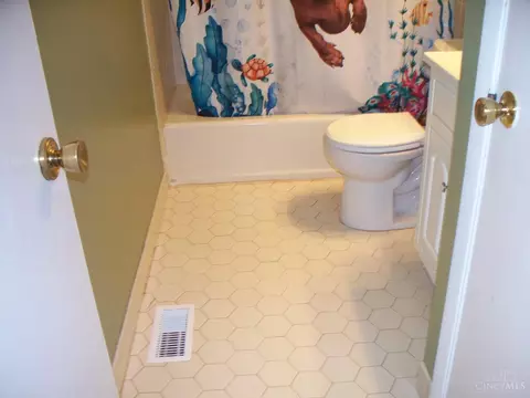 2555 John Gray Rd, Cincinnati, OH 45231 photo 14