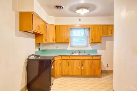 Kitchen - 464 Lenkenann Dr, Cincinnati, OH 45255 photo 3 of 3